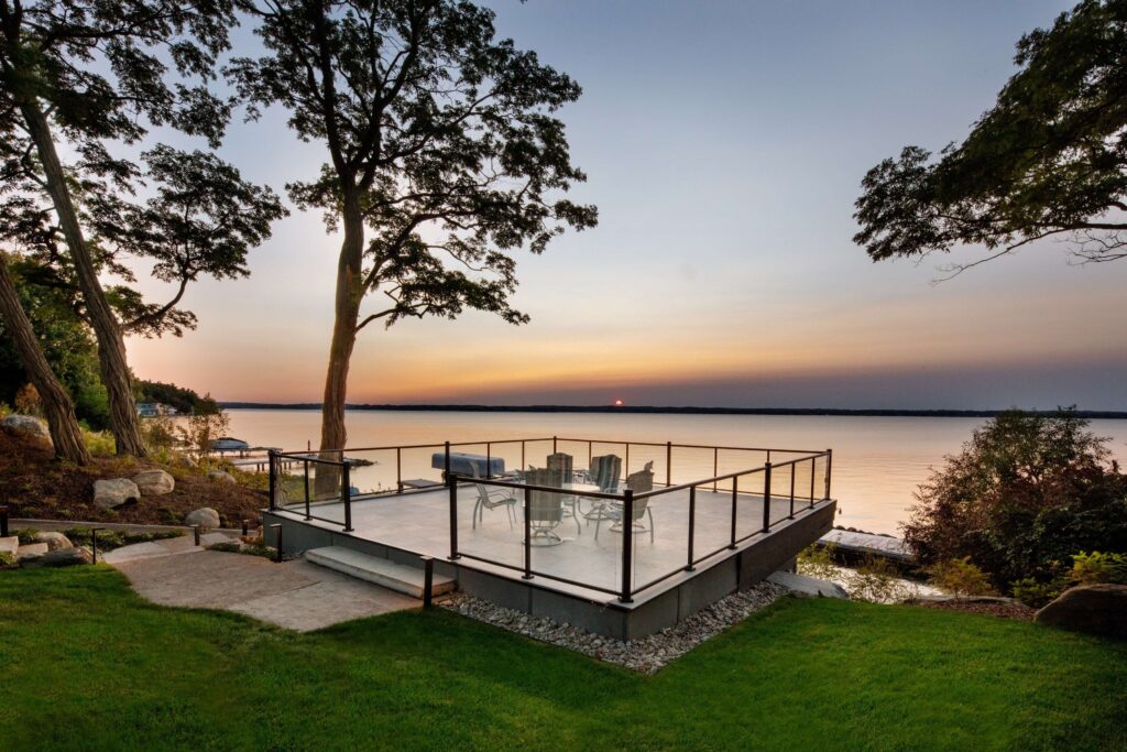 outdoor-living-space-on-lakefront-property